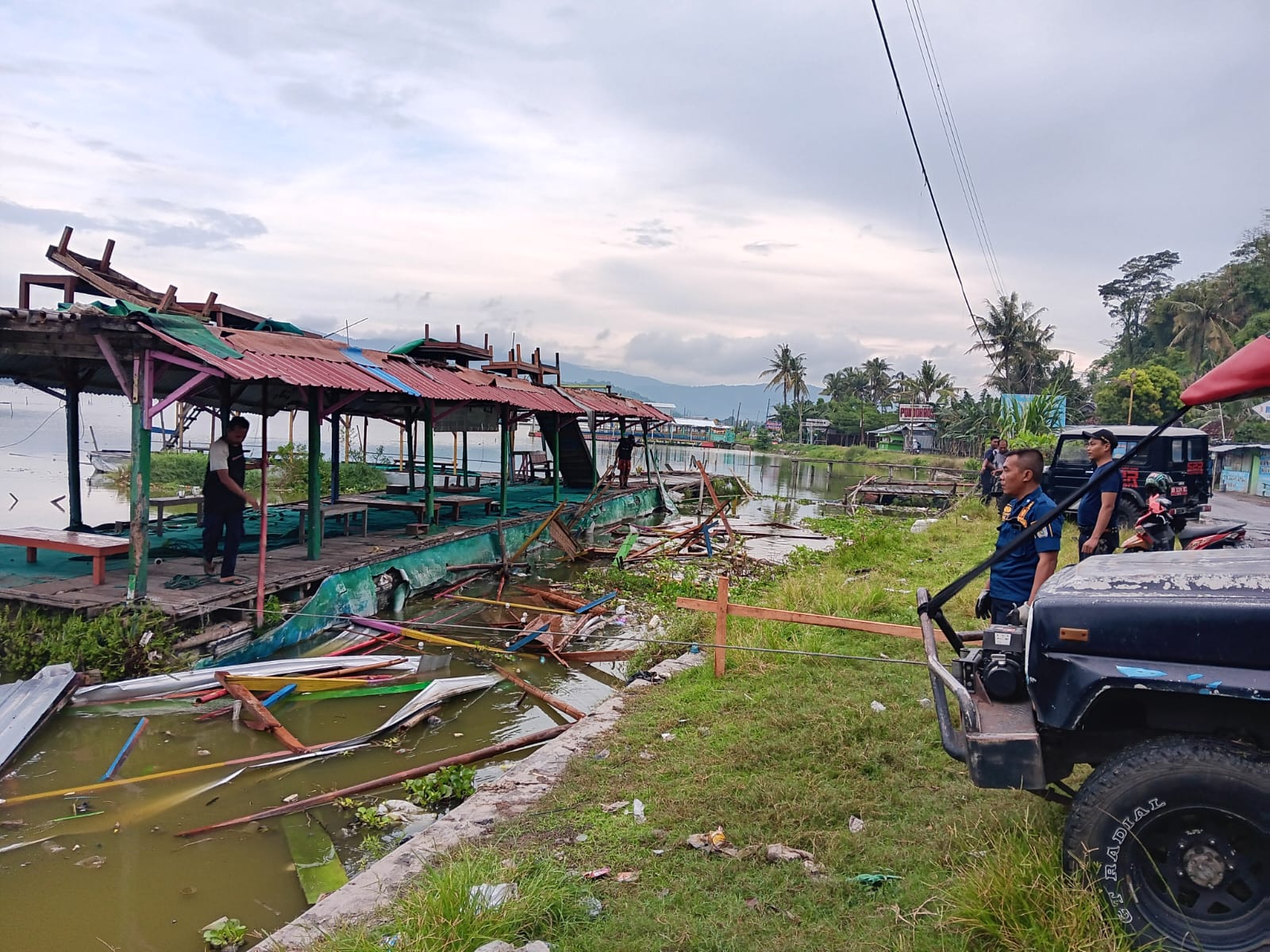Satu perahu pencingan di Rowo Jombor, Desa Krakitan, Kecamatan Bayat, Klaten mengalami kerusakan setelah diterjang hujan deras dan angin kencang, Selasa (6/5/2025) siang. (Angga Purenda/Radar Solo)