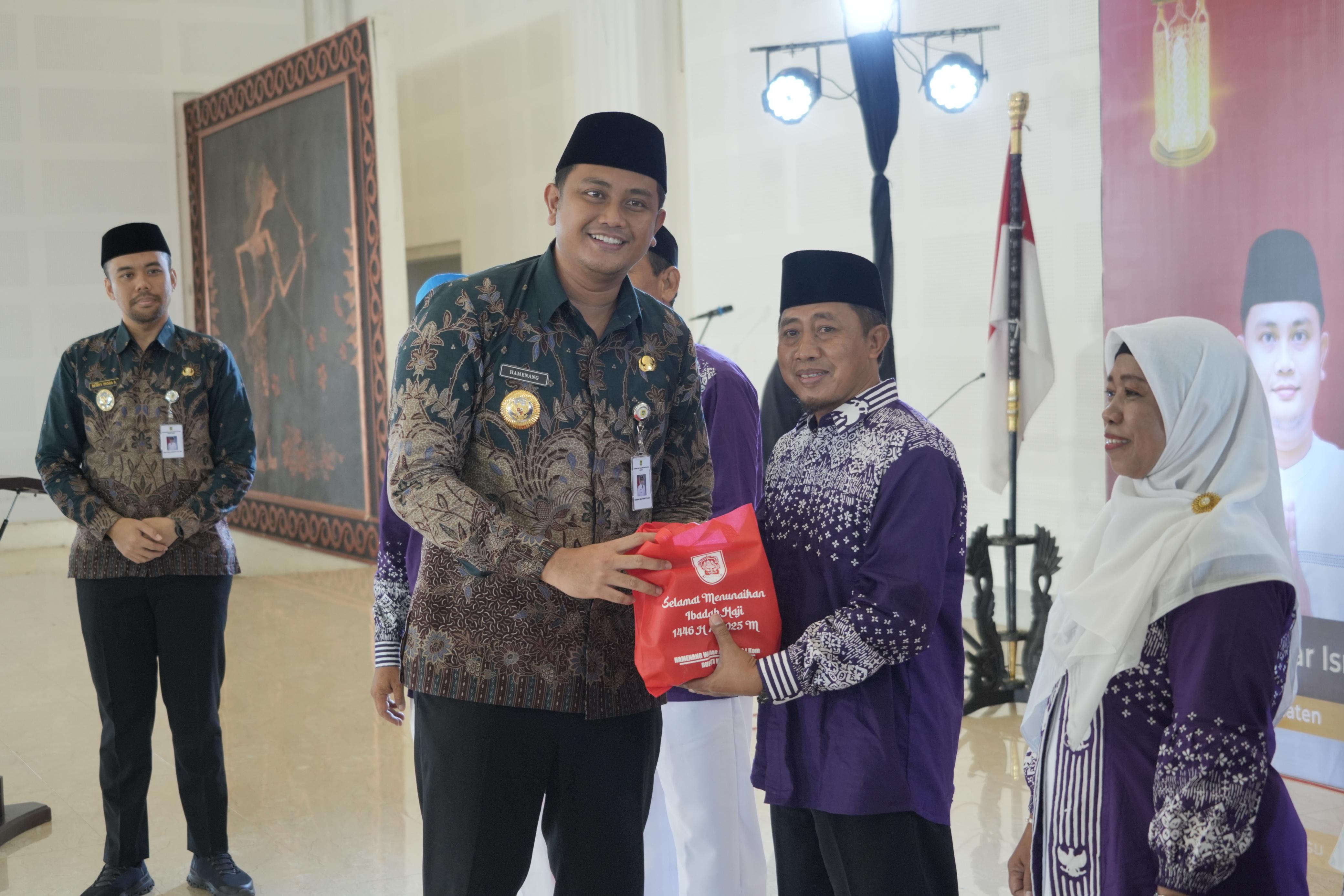 Bupati Klaten Hamenang Wajar Ismoyo saat menyerahkan secara simbolis bekal makanan khas dari Klaten kepada Calhaj di Grha Bung Karno, Klaten Tengah.&nbsp;