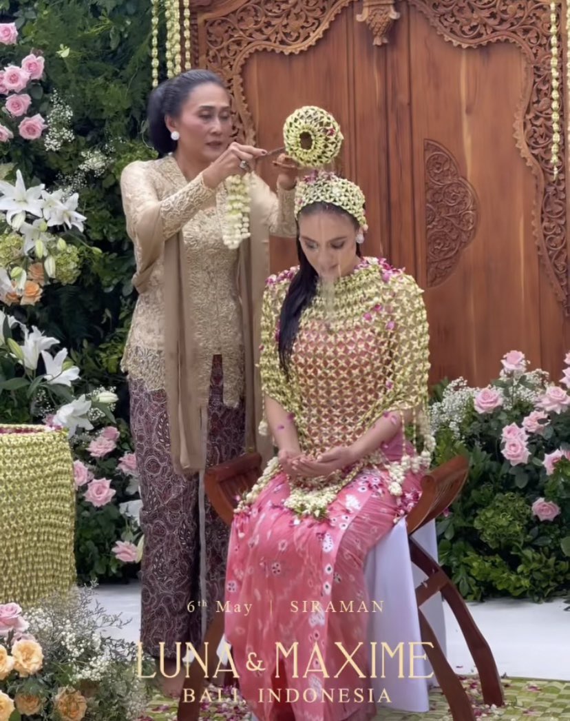 Artis Luna Maya dimandikan menggunakan air dari 7 sumber mata air yang dicampur bunga dalam prosesi siraman di Bali, Selasa (6/5/2025).