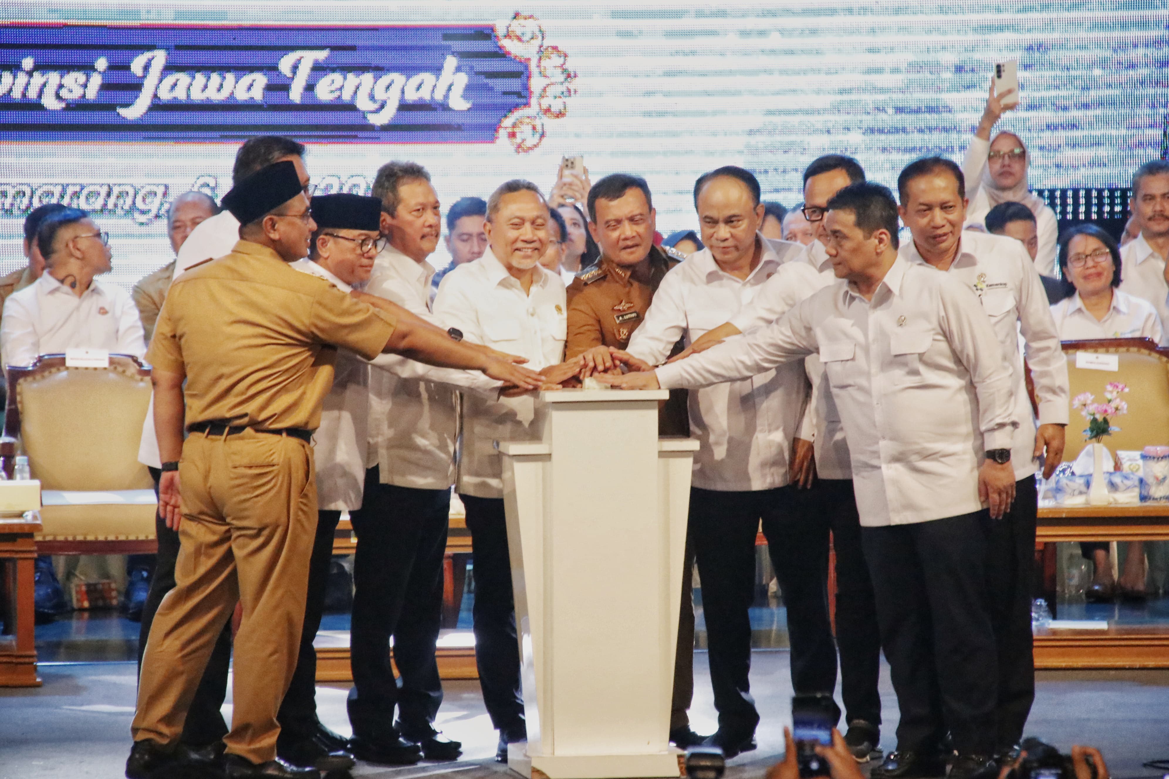 Gubernur Jateng Ahmad Luthfi bersama sejumlah menteri dalam acara Dialog Percepatan Pembentukan KDMP di Holy Stadium, Semarang, Selasa (6/5/2025).