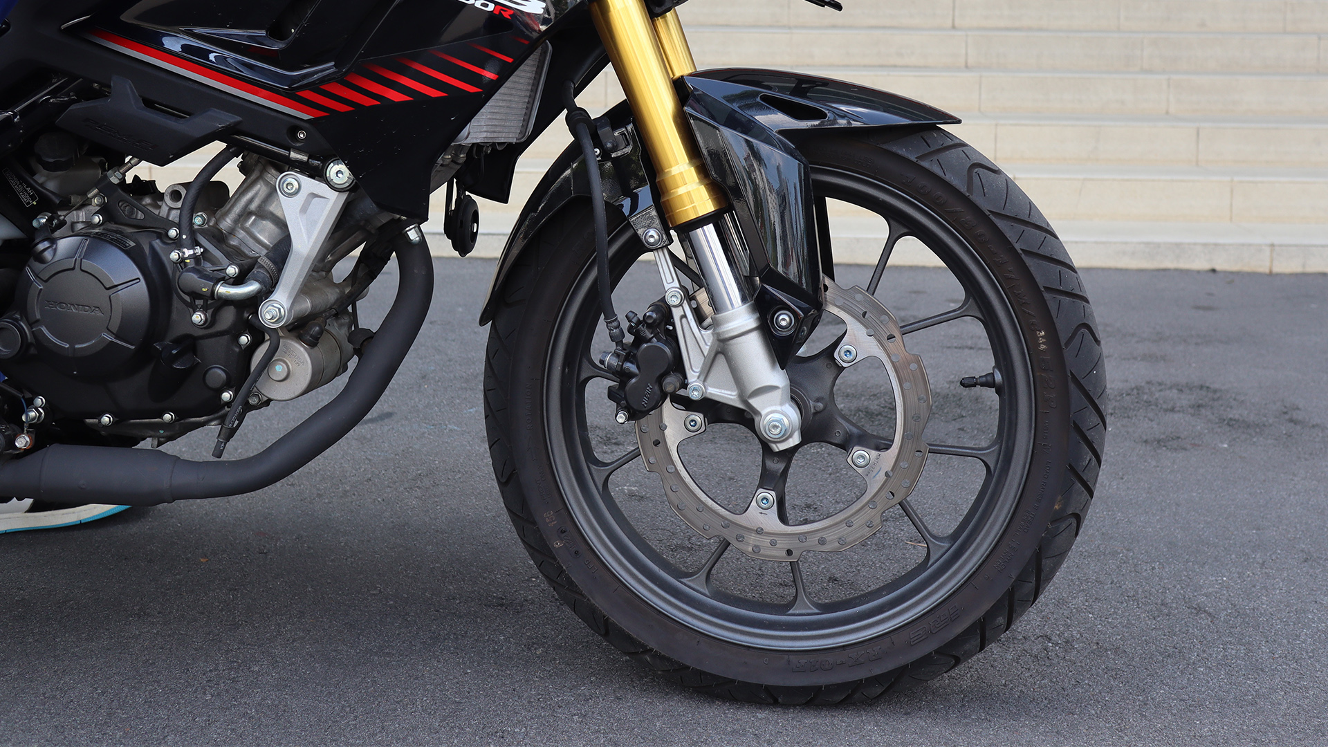Cara mengerem begini bisa bikin roda motor menjadi lebih mudah aus.