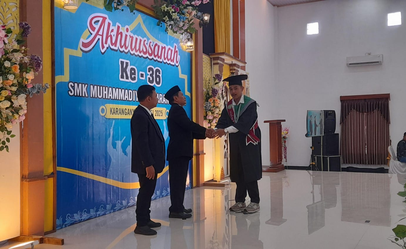 Kepala SMK Muhammadiyah 3 Karanganyar Suwarto menyalami lulusan saat Akhirussanah Ke-36, Rabu pagi (7/5).