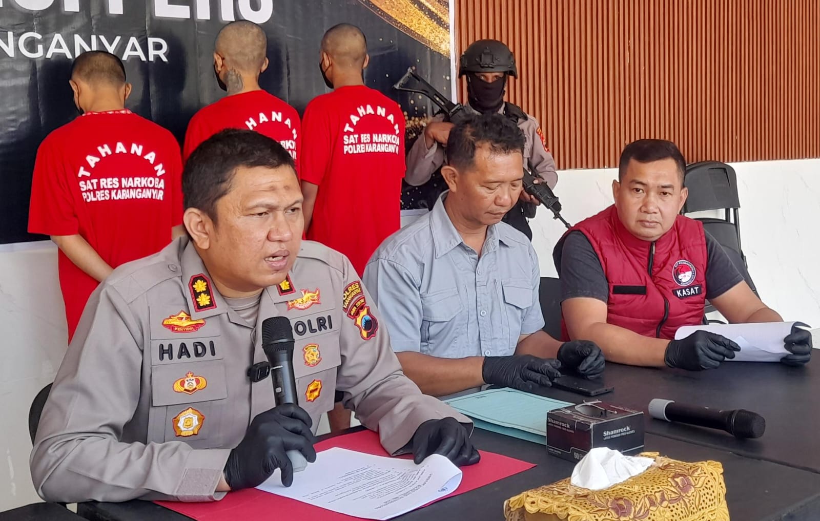 Kapolres Karanganyar AKBP Hadi Kristanto (kiri) menunjukkan tiga tersangka peredaran narkoba yang dikendalikan seorang narapidana dari lapas. (Rudi Hartono/Radar Solo)