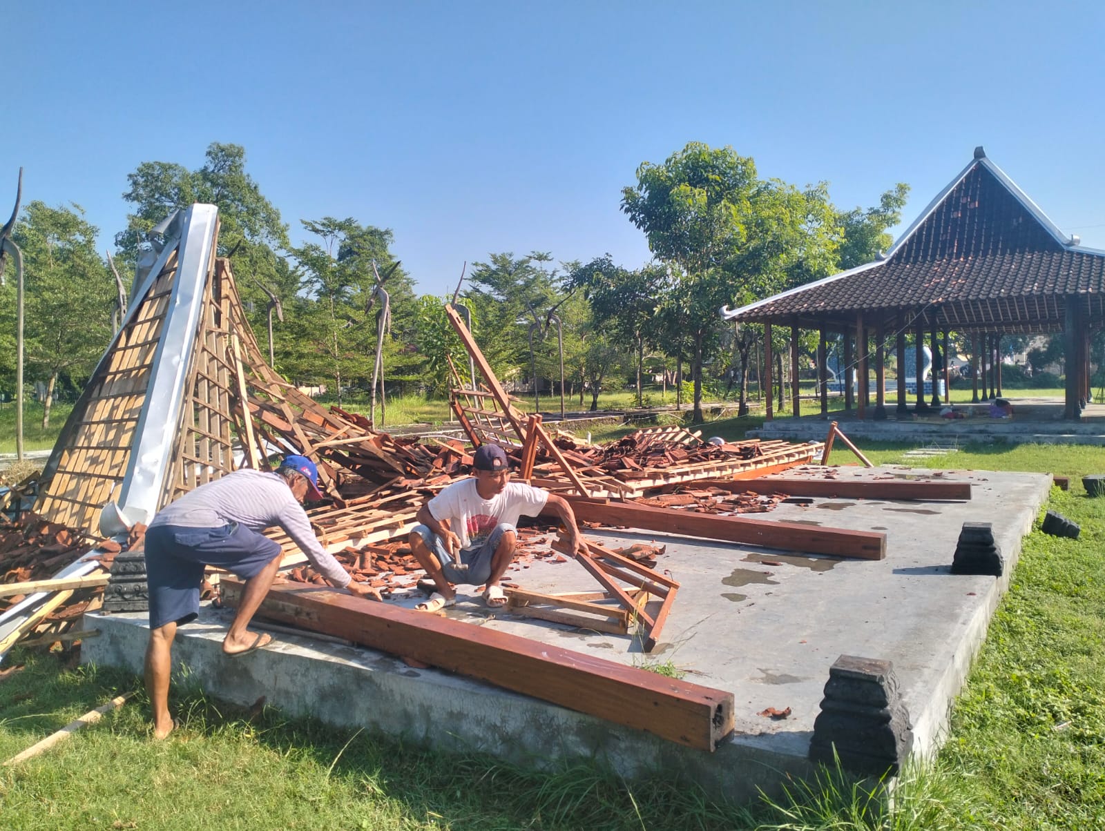 Penanganan terhadap joglo yang roboh di Desa Kebondalem Kidul, Kecamatan Prambanan, Klaten. (Angga Purenda/Radar Solo)