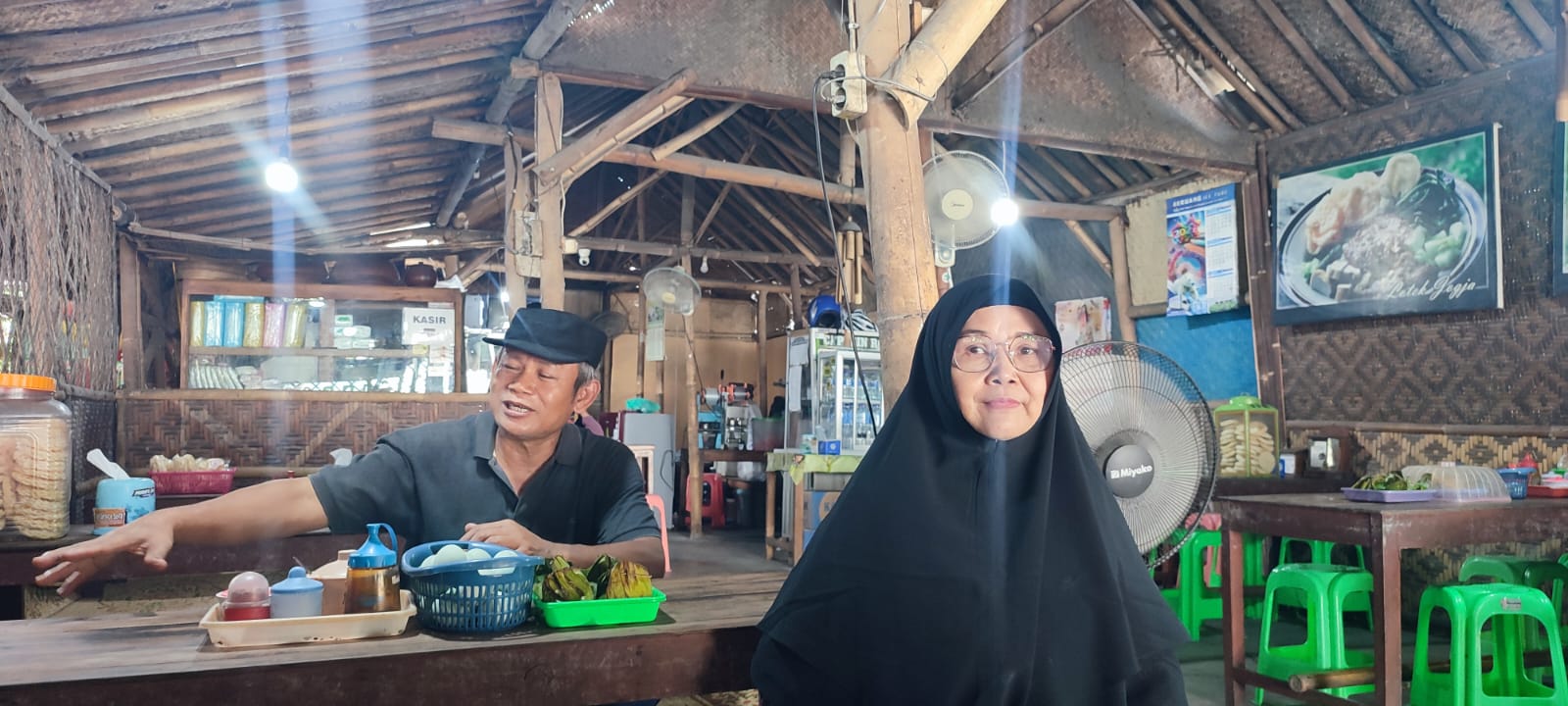 Agus Sarwanto, 61, dan istri Endang Widyaningsih, 61, penjual es dawet asal Ngrampal Sragen yang naik haji pada 2025 ini. (Ahmad Khairudin/Radar Solo)