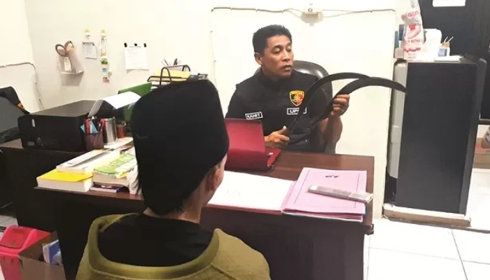 FA, pelaku carok di Ketapang diperiksa penyidik Polres Sampang, Selasa (6/5/2025).
