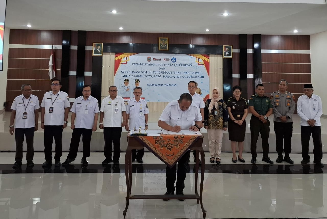 Bupati Karanganyar Rober Christanto bersama berbagai elemen teken pakta integritas terkait SPMB, Rabu (7/5/2025). (Rudi Hartono/Radar Solo)