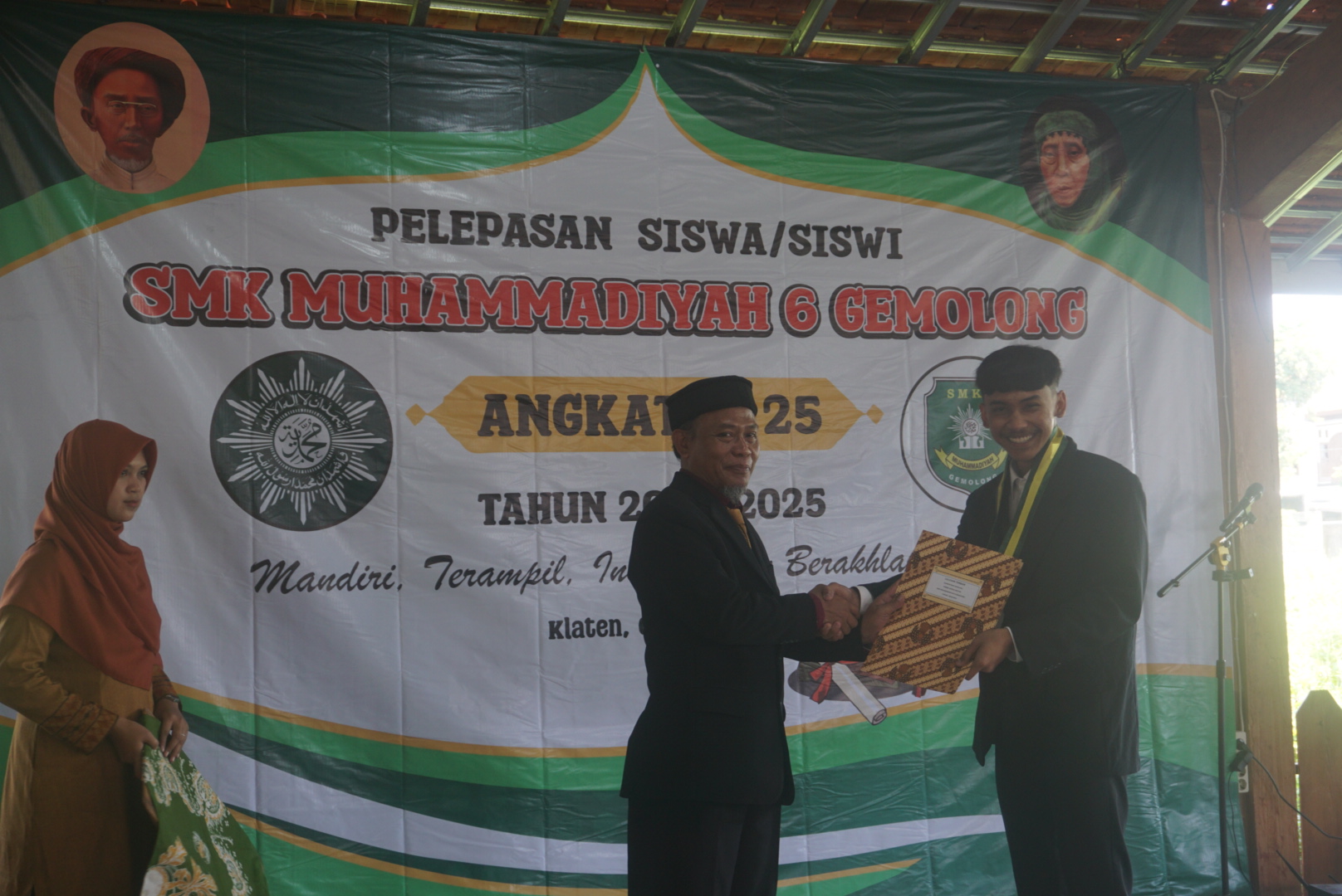 Kepala SMK Muhammadiyah 6 Gemolong Umar Jahid Nasoha saat pelepasan siswa di Klaten.