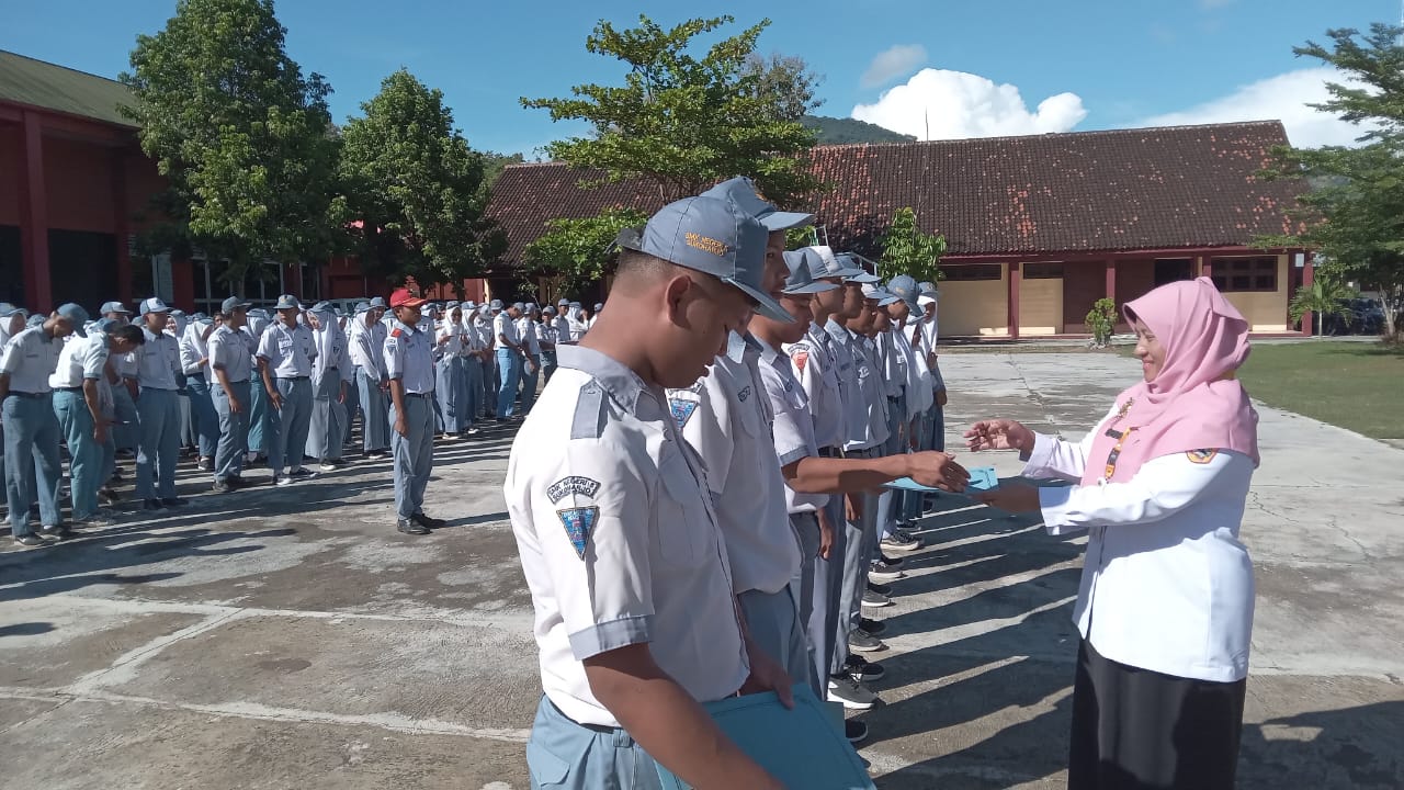 Kepala SMKN 5 Sukoharjo Ari Kurniawati bersama lulusan saat upacara pelepasan, Rabu (7/5).