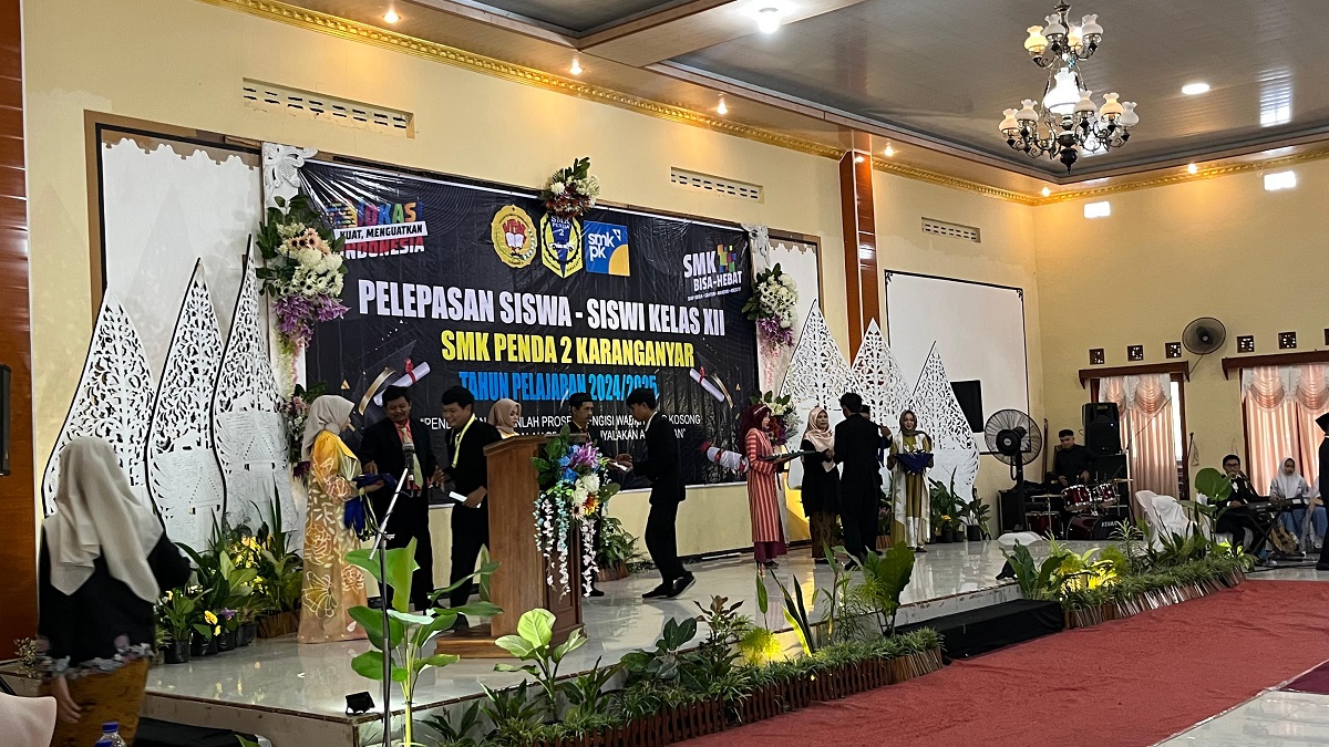 Pelepasan siswa-siswi kelas XII SMK Penda 2 Karanganyar, Tahun Ajaran 2024/2025 di salah satu hotel di Kecamatran Tasikmadu, Senin (5/5).