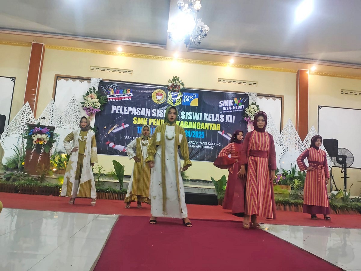 Siswi unjuk gigi di bidang fashion show pada pelepasan siswa-siswi kelas XII SMK Penda 2 Karanganyar.