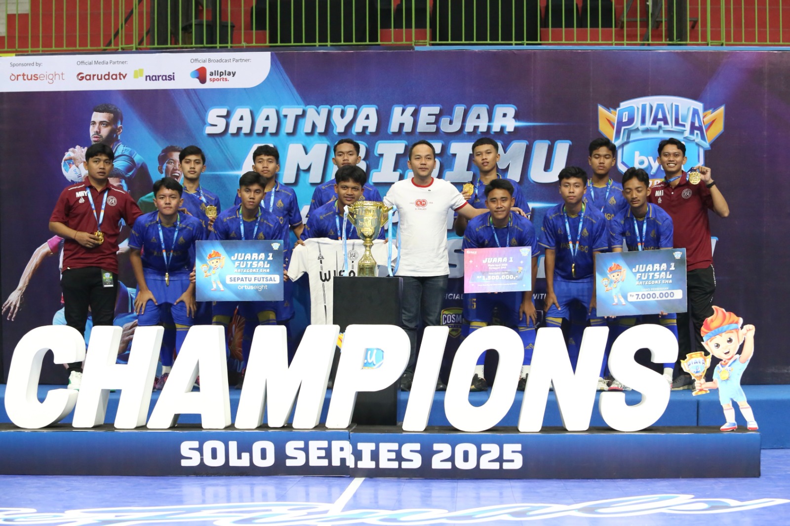 Tim juara bersama dengan Wali Kota Surakarta Respati Ardi dalam ajang Piala by.U