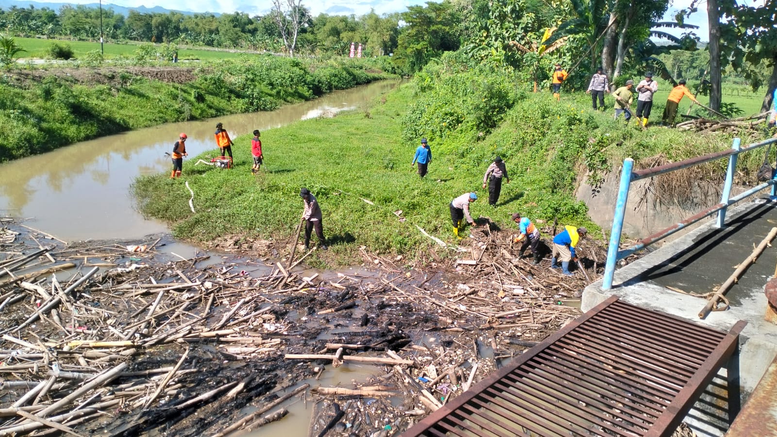 Pembersihan aliran air di Bendungan Siluwur, Dusun Banaran, Desa Tegalsari, Kecamatan Weru, Sukoharjo, Rabu (7/5).