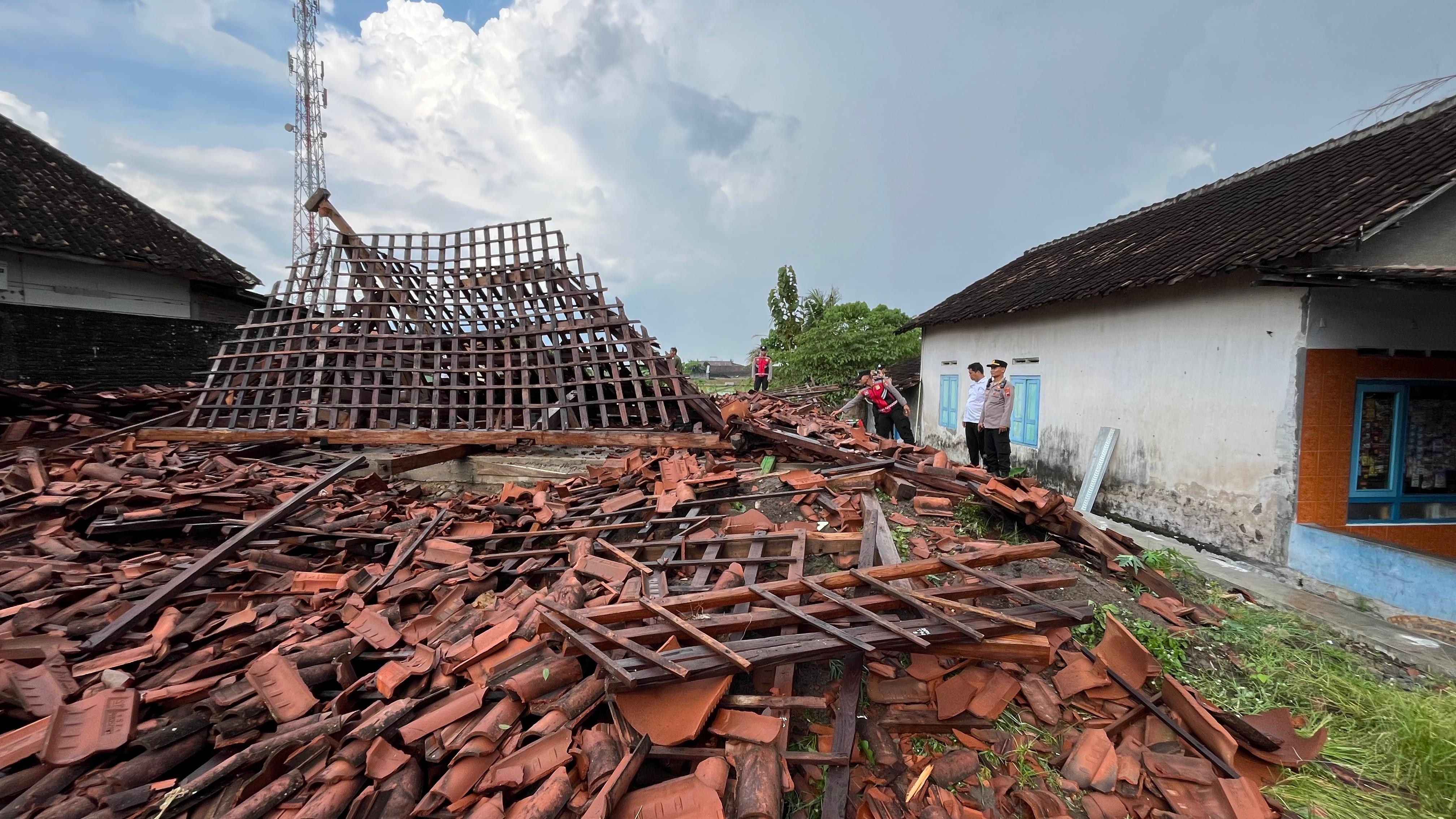 Proses penanganan terhadap pendapa Kantor Desa Keprabon, Kecamatan Polanharjo, Klaten yang roboh, Rabu (7/5/2025) siang. (Dokumentasi Polsek Polanharjo)