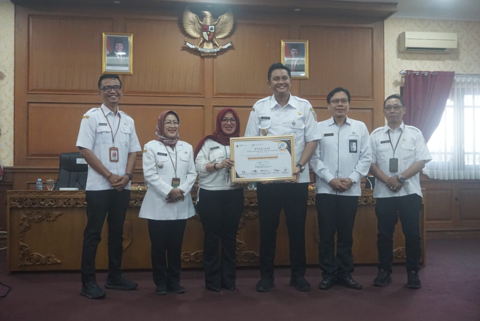 Bupati Klaten Hamenang Wajar Ismoyo dan Kepala BPS Klaten saat melakukan pencanangan Desa Cinta Statistik di Ruang Banggar DPRD Klaten, Rabu (7/5/2025).