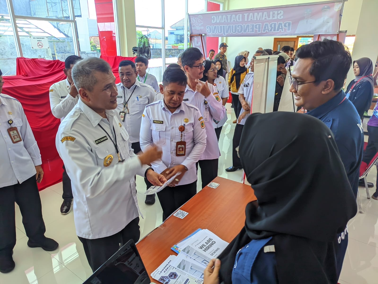 Bupati Wonogiri Setyo Sukarno memantau stan job fair di MPP Nyawiji Wonogiri, Rabu (7/5/2025).