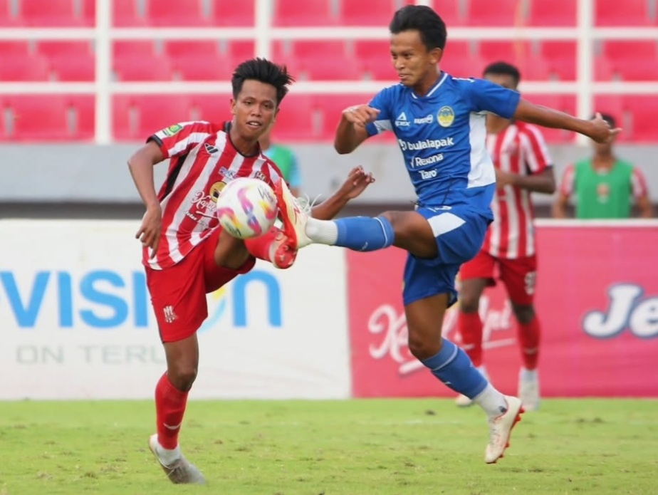 Laga Deltras FC vs PSIM Jogja di Liga 2 2024/2025.