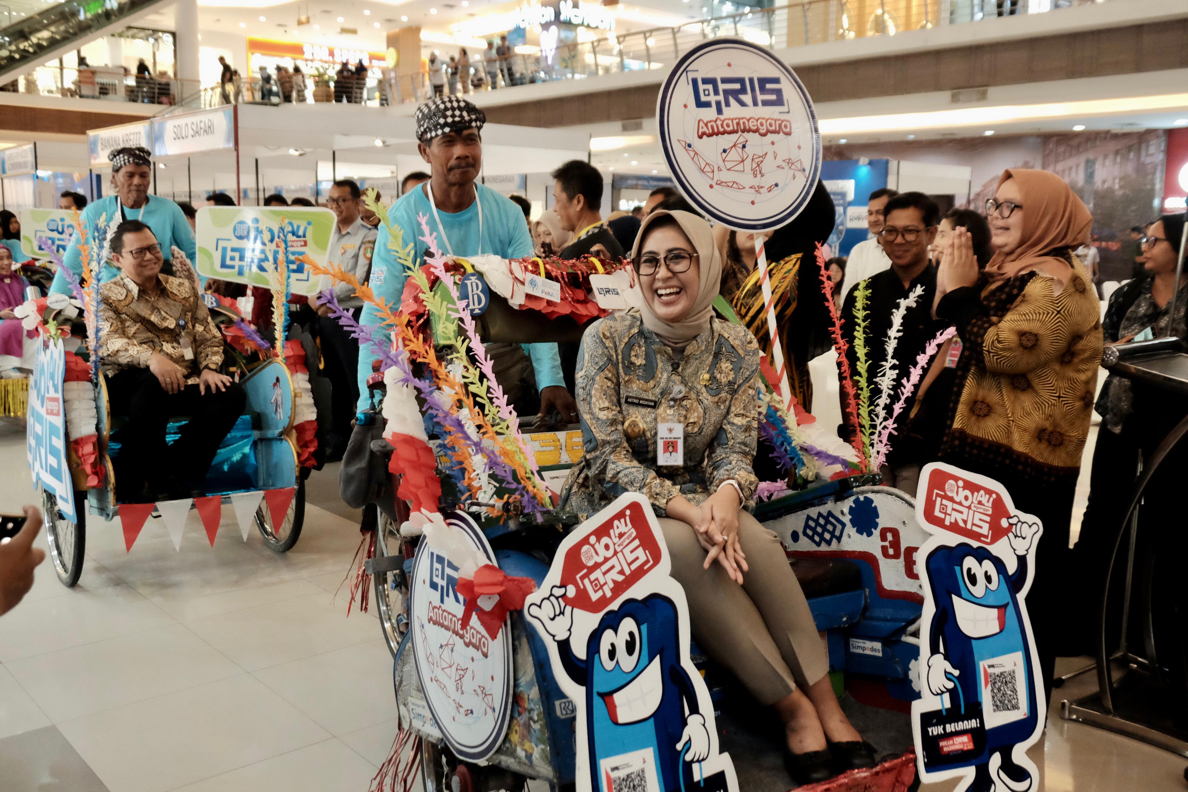 Wakil Wali Kota Astrid Widayani di launching becak wisata dengan layanan QRIS, Kamis (8/5). (Humas Pemkot Solo)