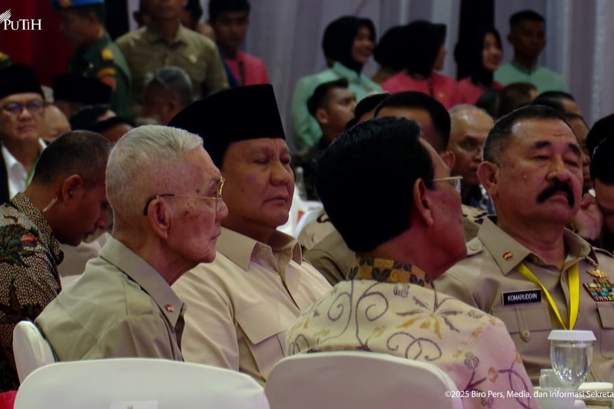 Presiden Prabowo Subianto duduk di sebelah Try Sutrisno saat hadir di acara halal bihalal Purnawirawan TNI Angkatan Darat