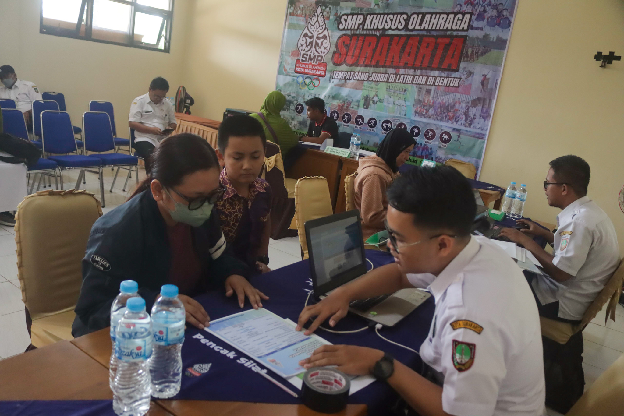 MENDATA: Proses pendaftaran SPMB di SKO Kota Solo, Kamis (7/5/2025).