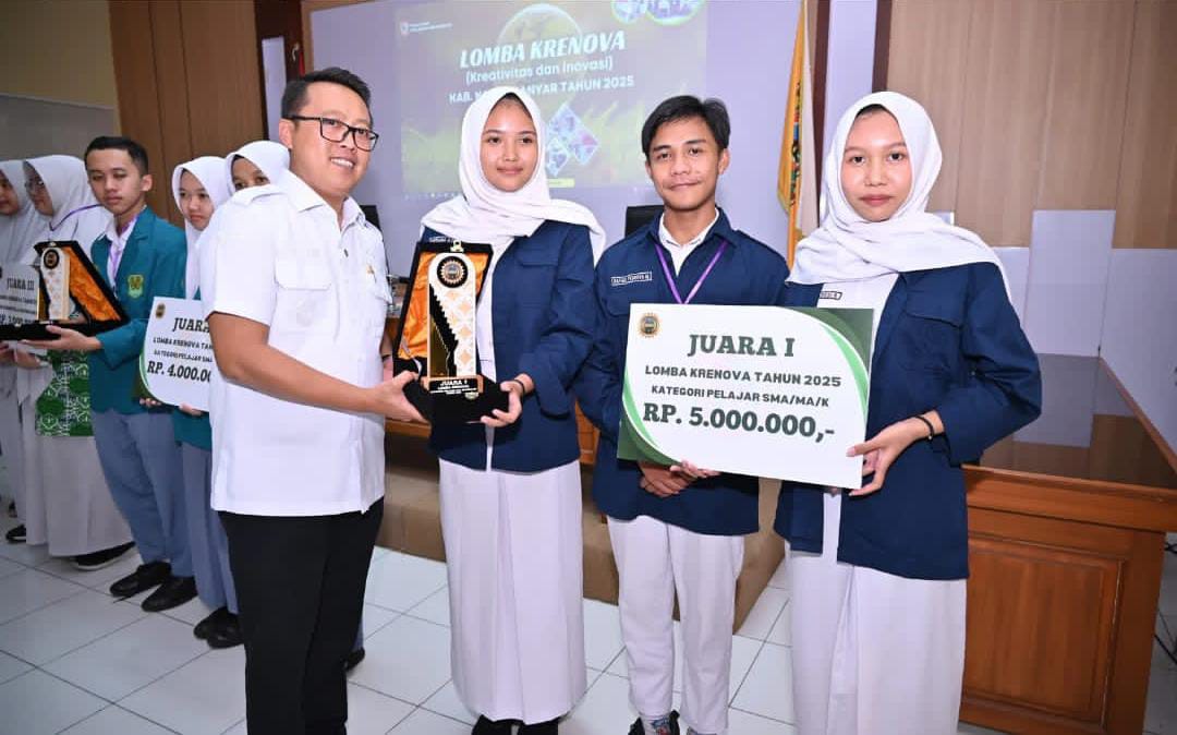 Wakil Bupati Karanganyar Adhe Eliana serahkan hadiah kepada pemenang lomba Krenova 2025. (Rudi Hartono/Radar Solo)