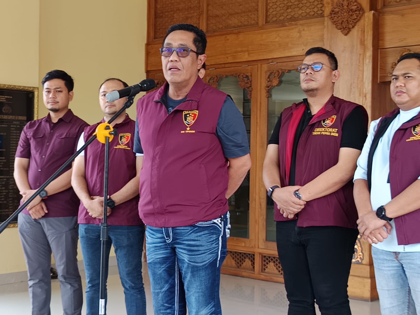 Direktur Tindak Pidana Umum (Dirtipidum) Bareskrim Polri Brigjen Pol Djuhandhani Rahardjo Puro beri keterangan di Mapolresta Solo, Kamis (8/5/2025).
