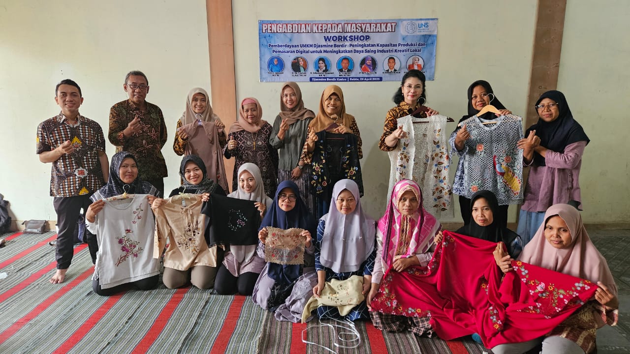 Tim PKM UNS menggelar workshop pemberdayaan UMKM Djasmine Bordir dalam pengabdian kepada masyarakat di Kabupaten Kudus, Sabtu (26/4/2025).