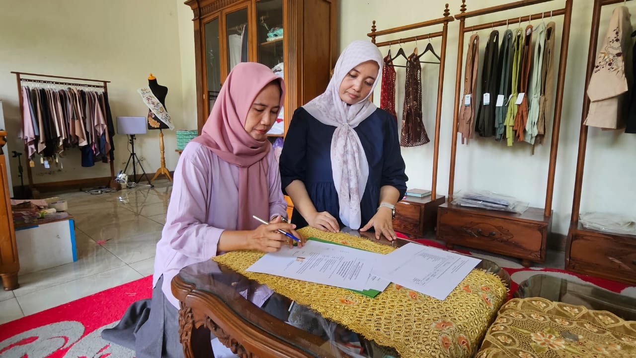 Salah satu progam pengabdian mereka adalah workshop bertajuk &ldquo;Pemberdayaan UMKM Djasmine Bordir.