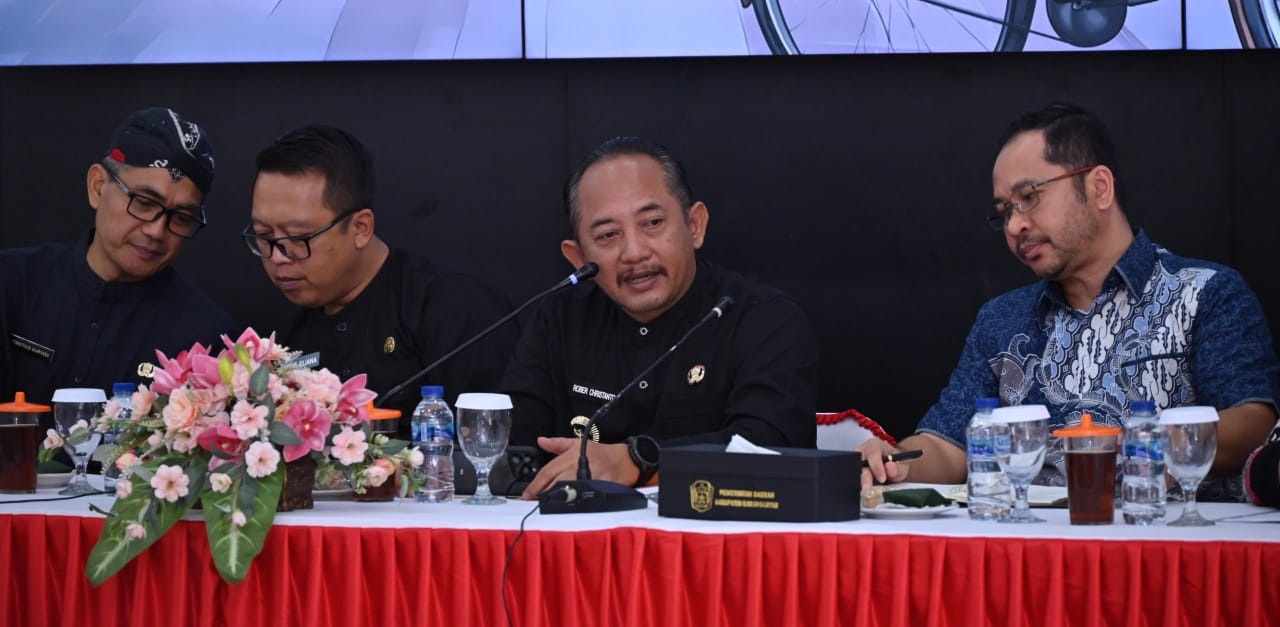 Bupati Karanganyar Rober Christanto (tengah) dengarkan paparkan BPK terkait pemeriksaan LKPD 2024. (Rudi Hartono/Radar Solo)