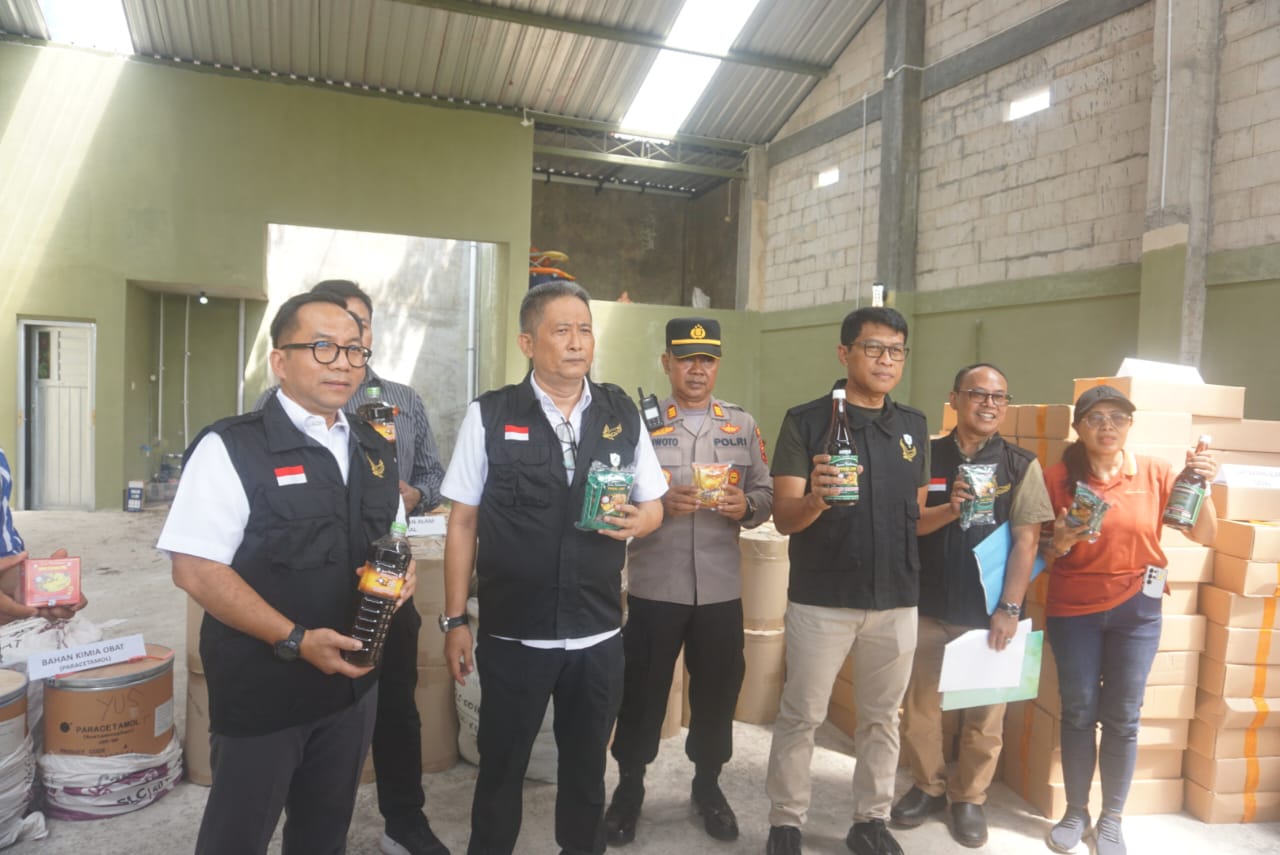 BPOM RI bersama Polda Jateng menunjukkan sejumlah produk jamu ilegal dari sebuah pabrik di Jatinom, Klaten, Kamis (8/5/2025). (Angga Purenda/Radar Solo)