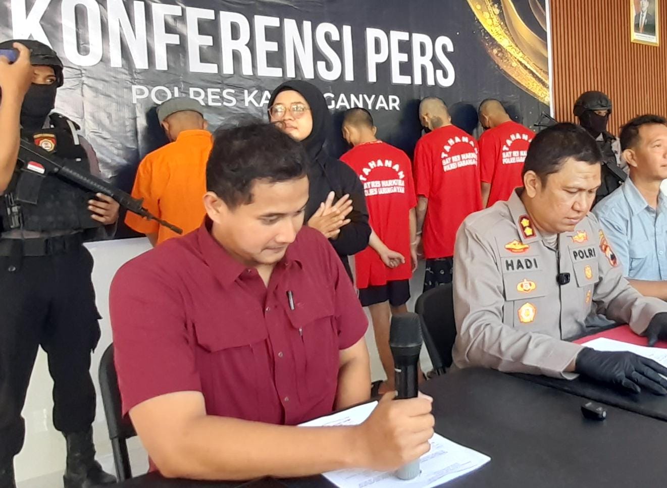 Kapolres Karanganyar AKBP Hadi Kristanto (kanan) beberkan kasus korupsi hibah sapi. (Rudi Hartono/Radar Solo)