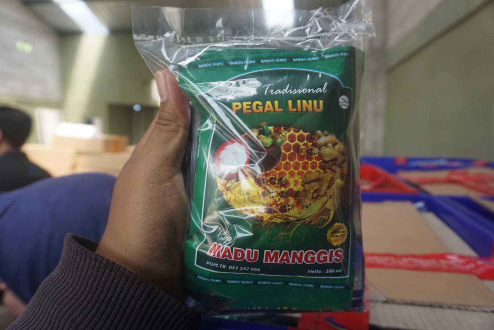 Salah satu produk jamu ilegal yang diamankan BPOM RI bersama Polda Jateng di sebuah gudang produksi jamu di Jatinom, Klaten, Kamis (8/5/2025). (Angga Purenda/Radar Solo)
