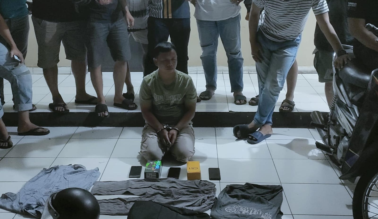 Winardi, 39, warga Tangen, Kabupaten Sragen ditangkap Polres Karanganyar karena mencuri dua HP di Masjid Al Huda, Kelurahan Bejen, Karanganyar. (Rudi Hartono/Radar Solo)