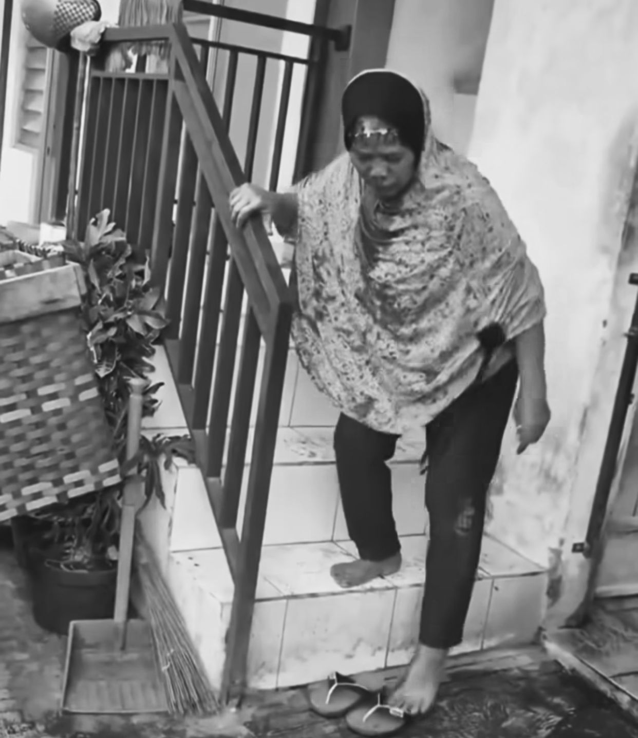 Tangkapan layar saat S dalam kondisi bersimbah darah, keluar dari pos keamanan Pasar Kebun Agung, Ngemplak, Boyolali