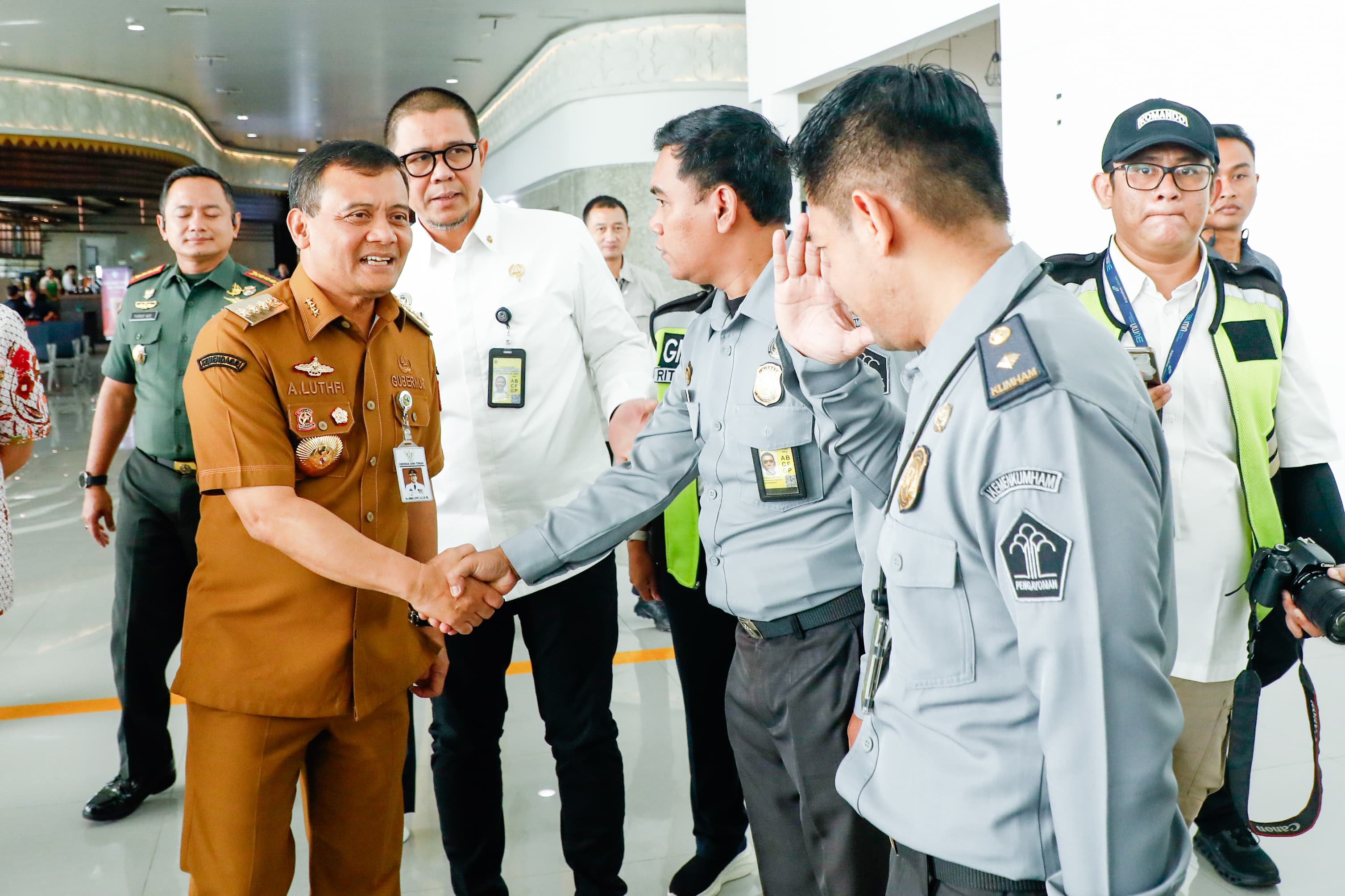 Gubernur Jawa Tengah Ahmad Luthfi cek pelayanan dan sarana prasarana di Bandara Ahmad Yani sebagai bandara internasional.