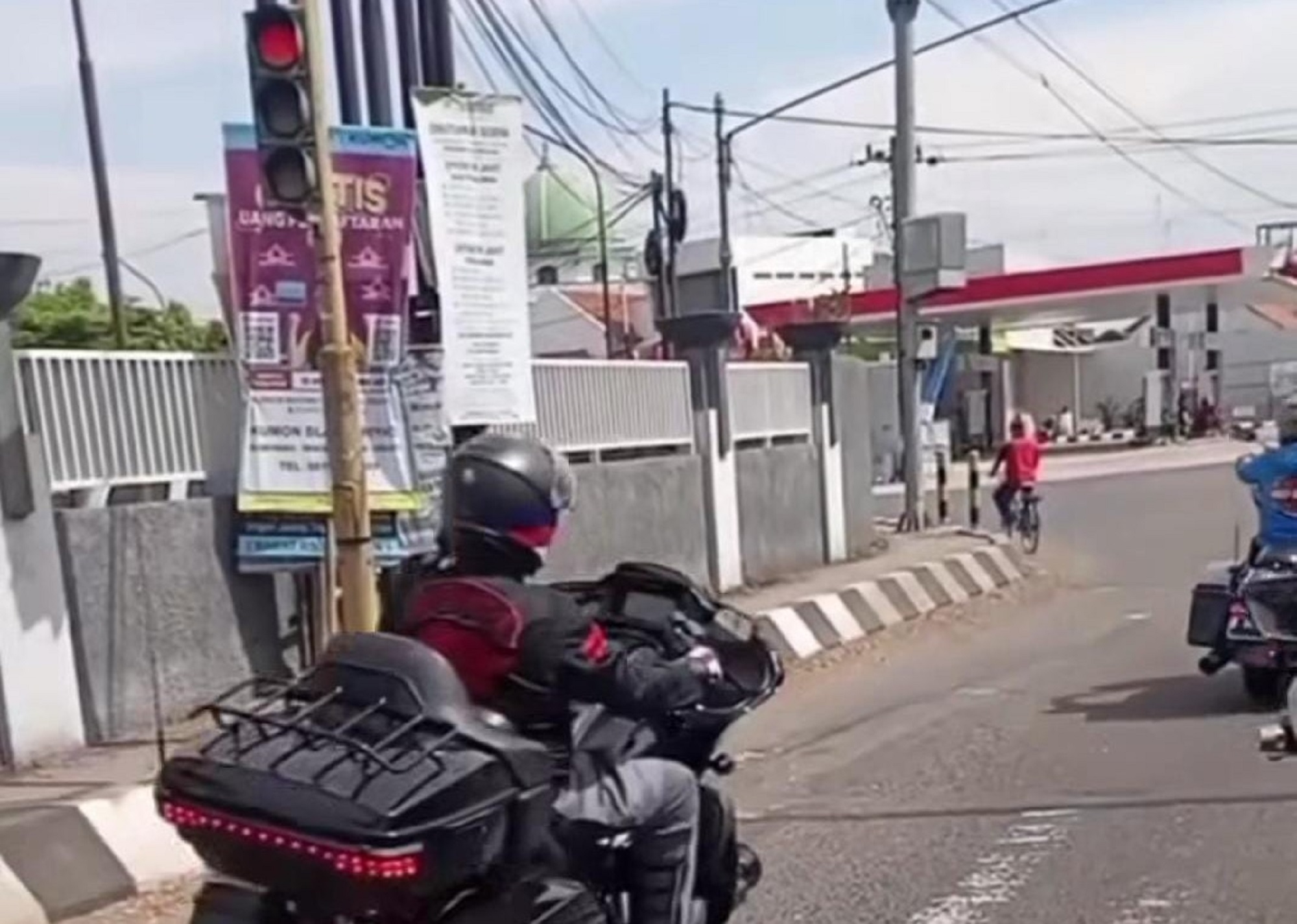 Tangkapan layar video moge terobos traffic light RSUD Sragen. (Ahmad Khairudin/Radar Solo)