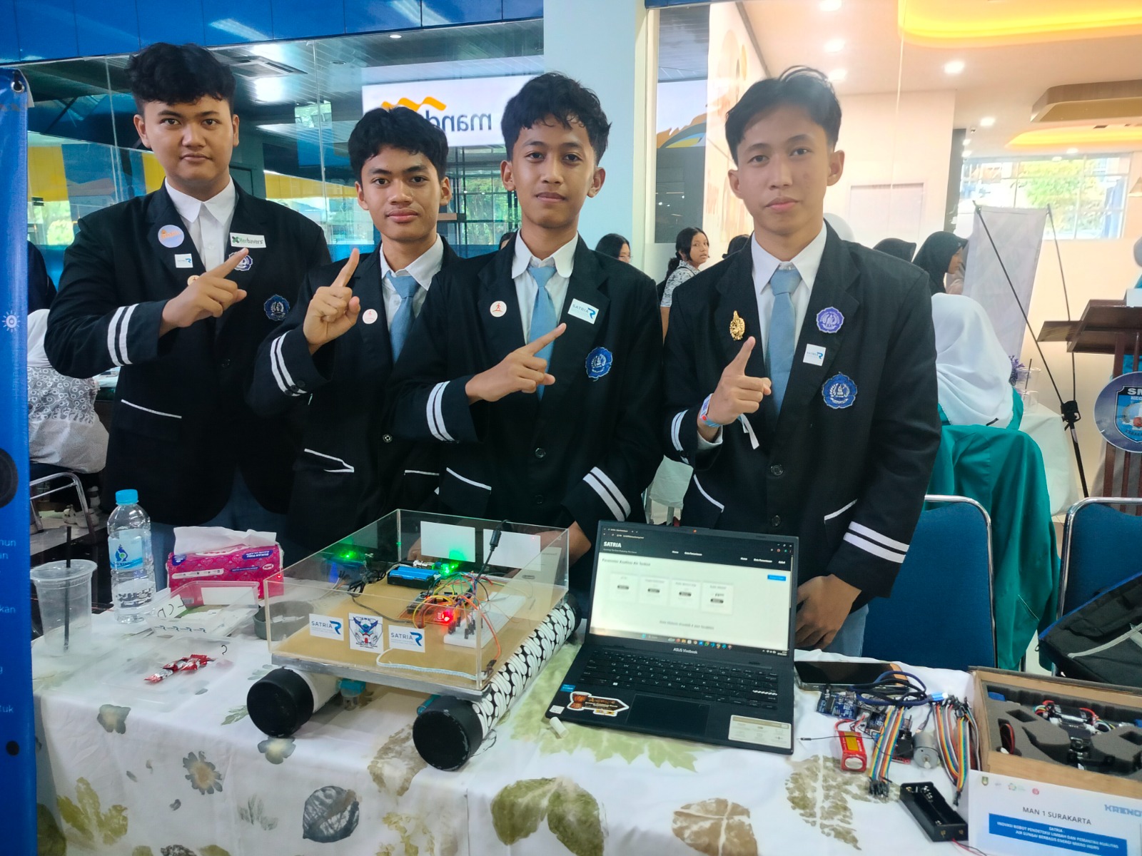 Robot Satria pendeteksi limbah sungai, kreasi para siswa MAN 1 Solo tampil di lomba Krenova 2025.