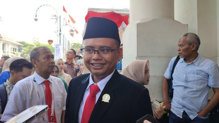 Maula Akbar merupakan anak pertama Dedi Mulyadi dari pernikahannya dengan istri pertama, Sri Setyawati