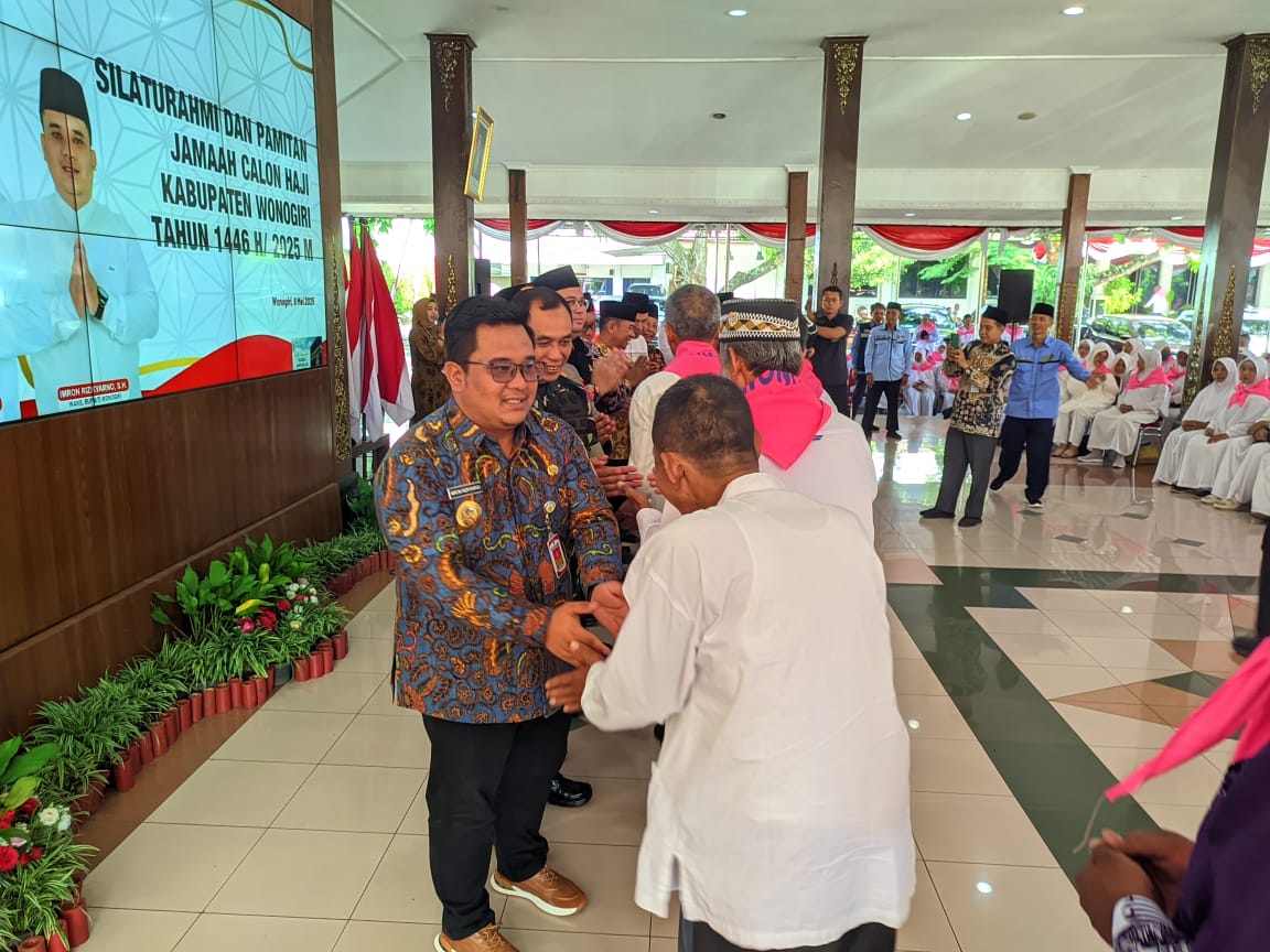 Wakil Bupati Wonogiri Imron Rizkyarno bersalaman dengan calon jamaah haji yang dijadwalkan berangkat ke Embarkasi Solo, 22 Mei 2025.