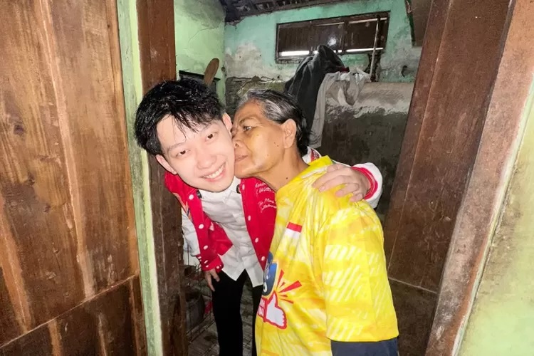 Potret Willie Salim Hadiahi Warung Nenek Viral yang Dipukul Usai Curi Bawang di Pasar Kebun Agung Boyolali