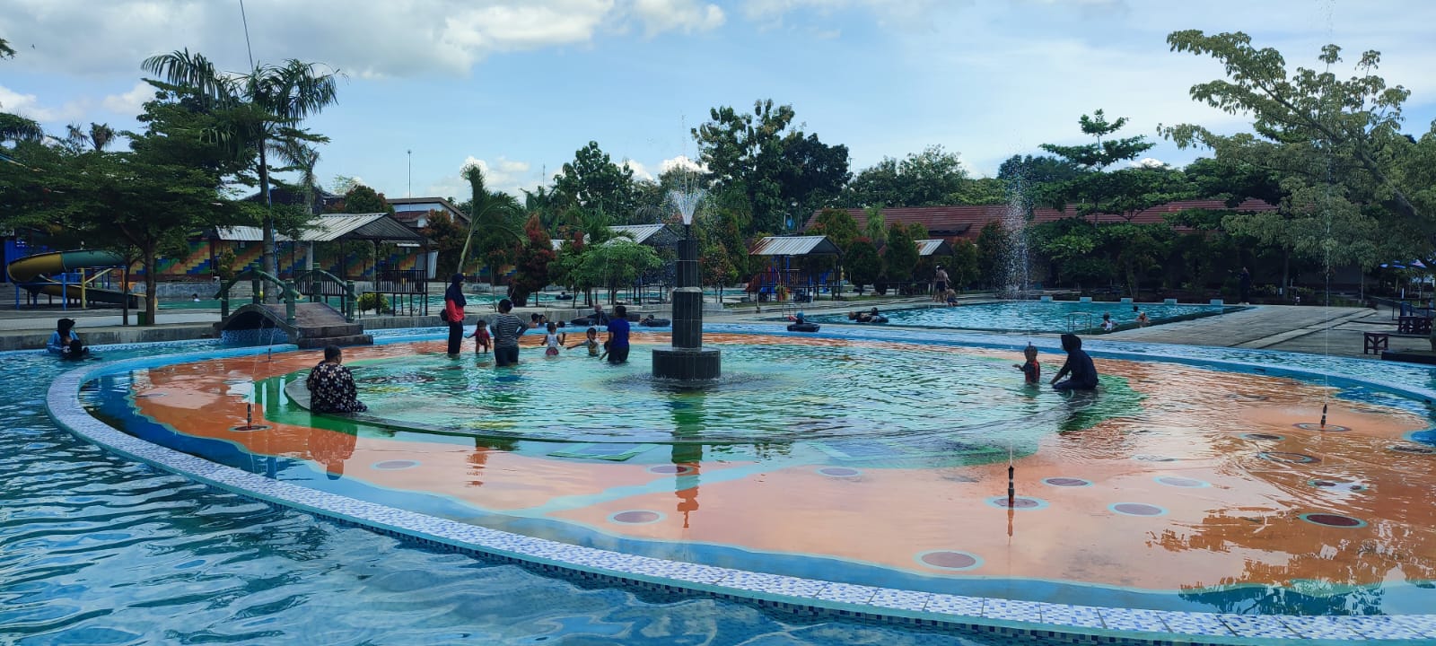 Water Park Desa Kaliwedi di Kecamatan Gondang, Sragen dikunjungi banyak wisatawan. (Ahmad Khairudin/Radar Solo)