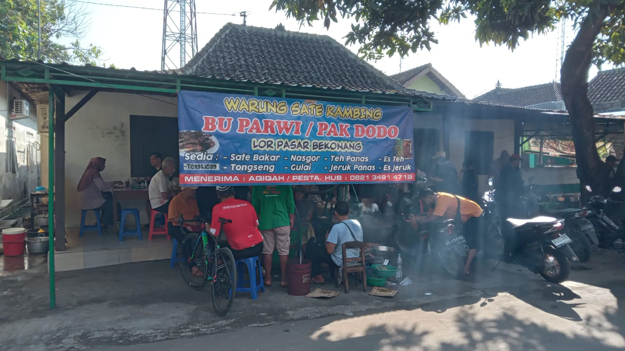 Sate Bu Parwi di Pasar Bekonang, Mojolaban, Sukoharjo dengan cita rasa turun temurun. (Iwan Kawul/Radar Solo)