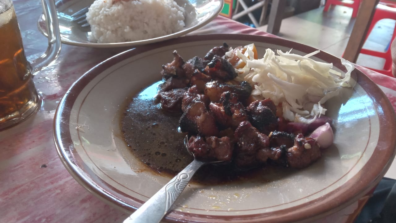 Sate Bu Parwi di Pasar Bekonang, Mojolaban, Sukoharjo dengan cita rasa turun temurun. (Iwan Kawul/Radar Solo)