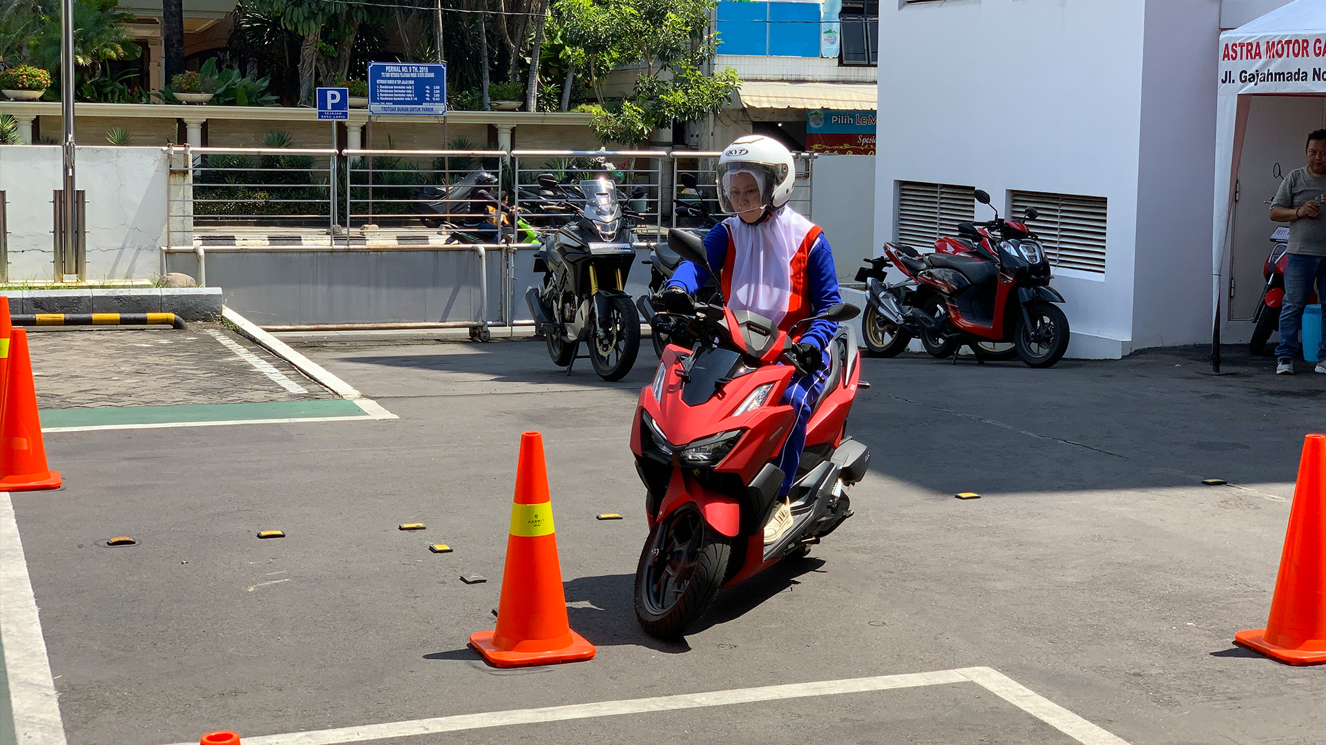 Advisor wanita saat Persiapan National Safety Riding Competition 2025.