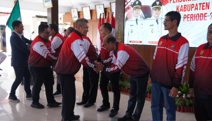 Bupati Wonogiri Setyo Sukarno dan Wabup Wonogiri Imron Rizkyarno bersalaman dengan pengurus Askab PSSI Wonogiri periode 2024-2028.