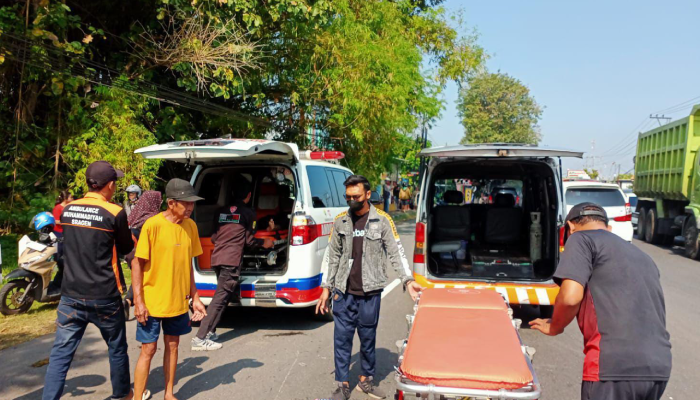 Proses evakuasi korban kecelakaan antara truk Fuso dengan empat motor di di Jalan Sragen-Ngawi, Dukuh Pilangsari, Desa Bener, Kecamatan Ngrampal, Sragen.