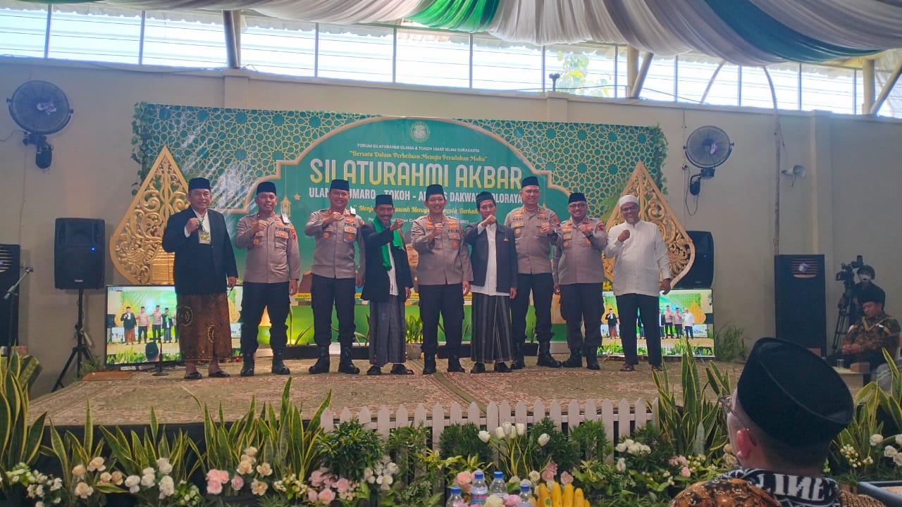 KH. Muhammad Halim Naharussurur bersama Kapolres Se-Soloraya dalam acara Silaturahmi Akbar ulama, umaro, tokoh, dan aktifis dakwah se-Soloraya, Sabtu (10/5/2025). (Dokumentasi Pribadi)