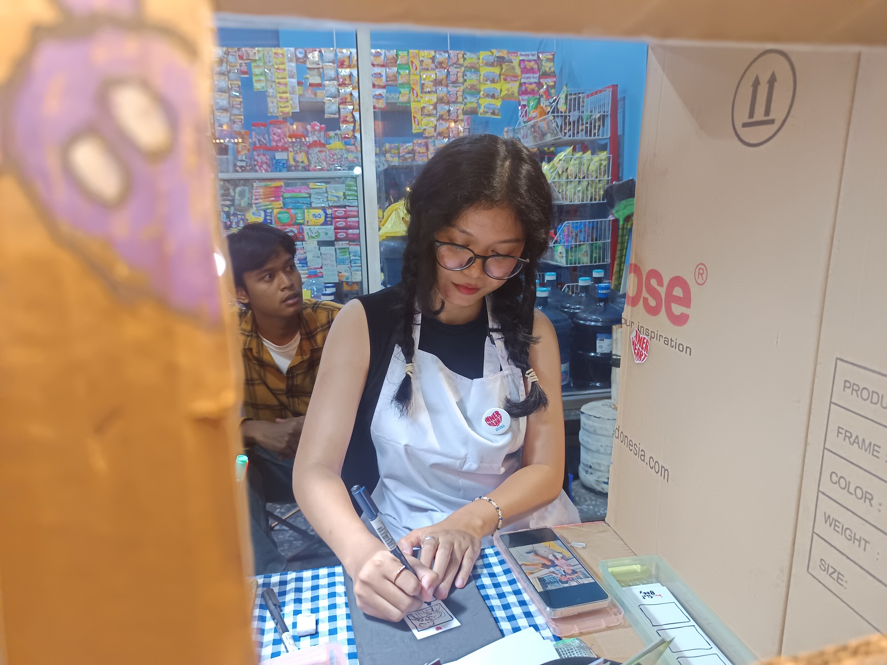 Adinda Cantika Lestari menggambar sketsa berdasar pesanan. (A. Christian/Radar Solo)