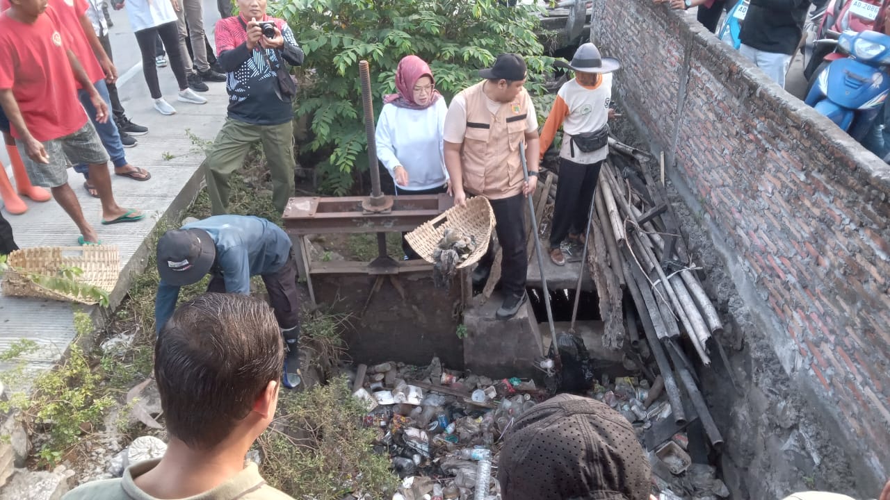 Bupati Sukoharjo Etik Suryani membersihkan saluran irigasi TOR VI di Kecamatan Sukoharjo, Minggu (11/5).