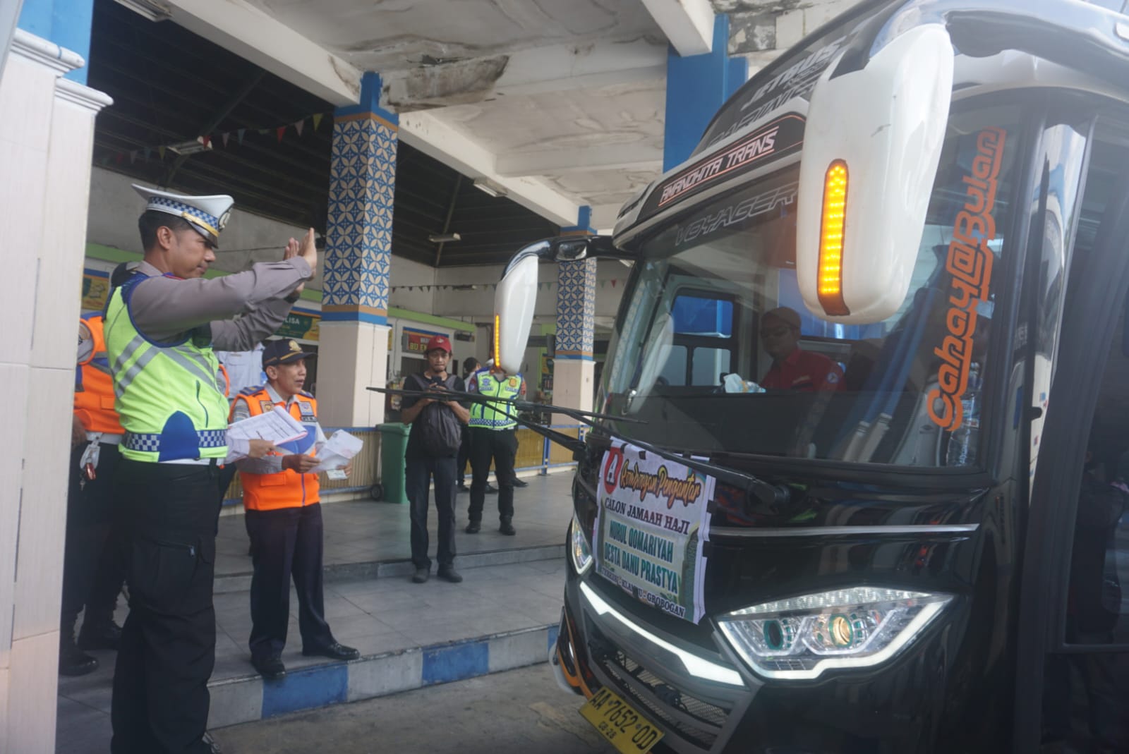Jajaran Satlantas Polres Klaten saat melakukan ramp check terhadap armada bus di Terminal Ir Soekarno Klaten, Sabtu (11/5/2025). (Angga Purenda/Radar Solo)
